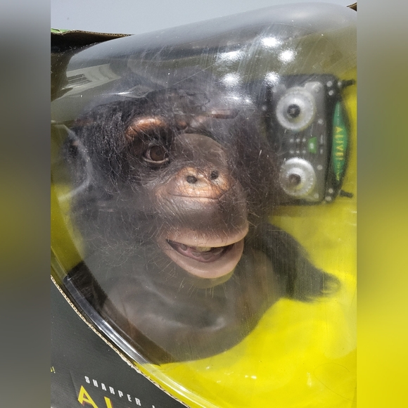 Sharper Image Alive! Chimpanzee RARE BRAND NEW IN BOX - Picture 8 of 15